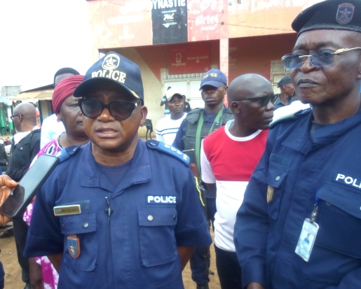 Bunia : Le Commissaire Supérieur Principal Mbui Kola Bosco mobilise les commerçants face aux défis sécuritaires et salubres
