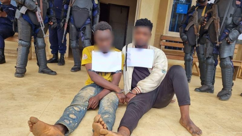 Mambasa : La police présente deux présumés voleurs d’une moto contenant de l’or et d’importantes sommes d’argent