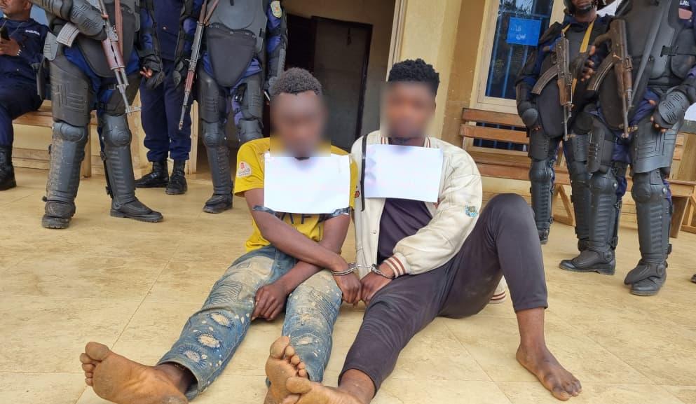 Mambasa : La police présente deux présumés voleurs d’une moto contenant de l’or et d’importantes sommes d’argent