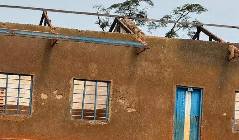 🚨 Ituri : Urgence à l&rsquo;École primaire de Teturi à Mambasa, privée de toit depuis 6 mois